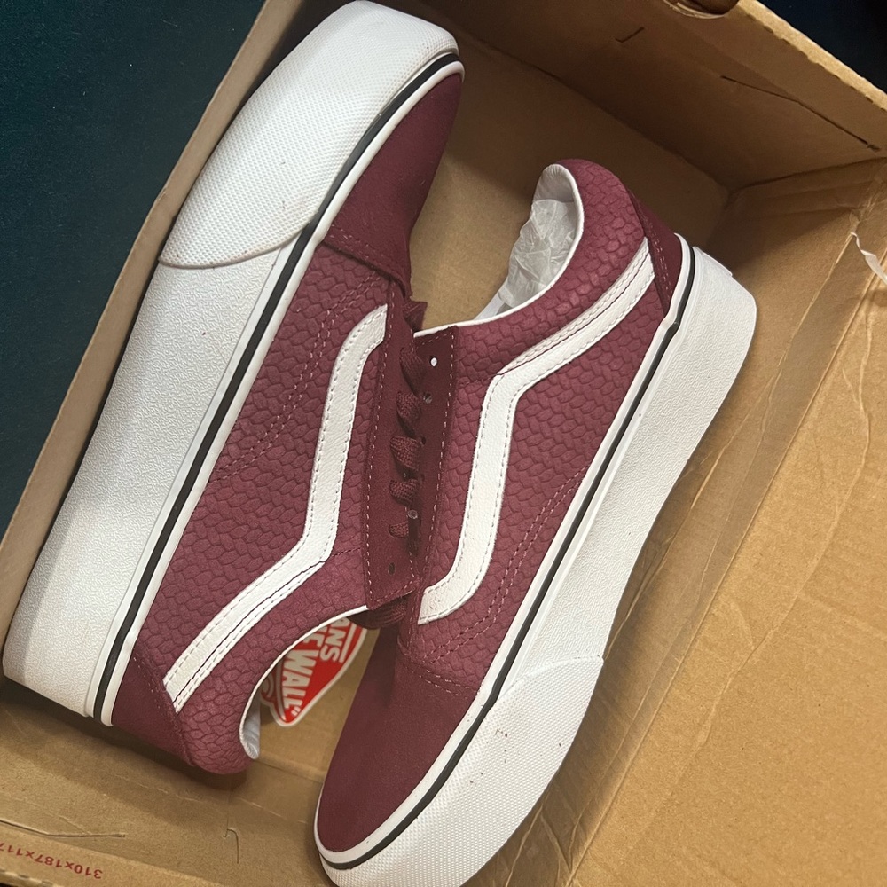 NWTOld Skool Platfrom Vans in Port Royal/White(Maroon) Men’s size 5.5/Women’s 7